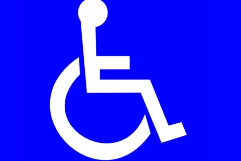 Simbolo internazionale di accessibilità. Indica la presenza di servizi per l'accompagnamento e l'invalidità, garantendo un percorso agevolato.