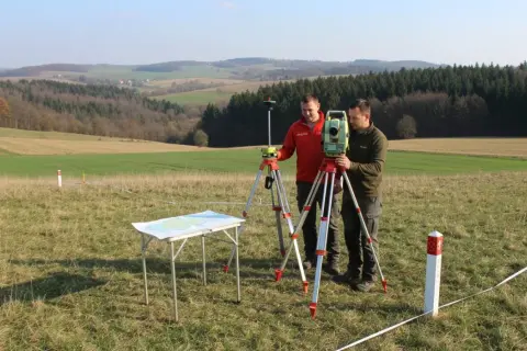 Jak geodeta mierzy działkę? Pełny poradnik krok po kroku