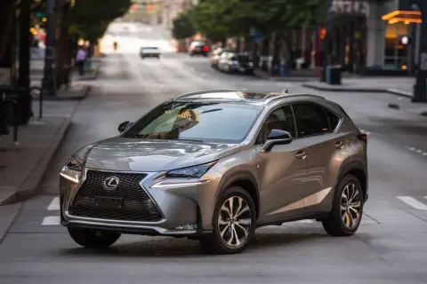 Srebrny Lexus NX na ulicy miasta. Wiele osób szuka lexus nx opinie przed zakupem.