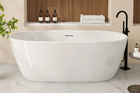 Une élégante baignoire îlot blanche, prête pour un moment de détente. La pose baignoire est mise en valeur par des accessoires de luxe.