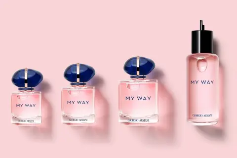 Perfumy damskie My Way Giorgio Armani w różowych flakonach z granatowymi nakrętkami. Różne rozmiary flakonów.