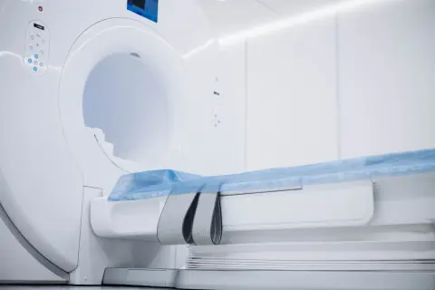 Nowoczesny aparat do rezonansu magnetycznego kręgosłupa lędźwiowo-krzyżowego, gotowy do badania.