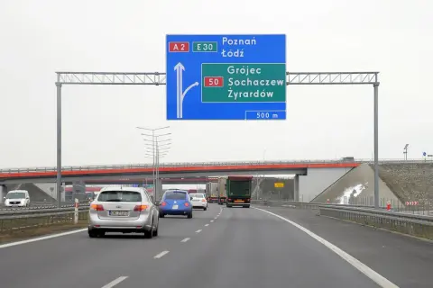 Autostrada A2/E30 z tablicą kierunkową na Poznań, Łódź, Grójec, Sochaczew i Żyrardów. Widoczna minimalna prędkość na autostradzie.