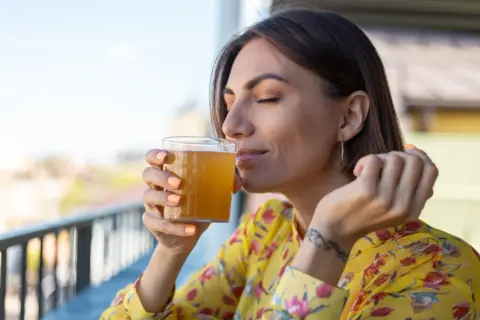 Kombucha: eliksir zdrowia? Poznaj fakty, korzyści i jak ją zrobić