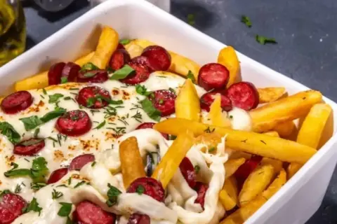 Urozmaić frytki! Sosy, loaded fries i dania główne inspiracje