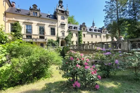 Zamek Kliczków zachwyca architekturą i kwitnącymi rododendronami. Warto sprawdzić opinie przed wizytą.
