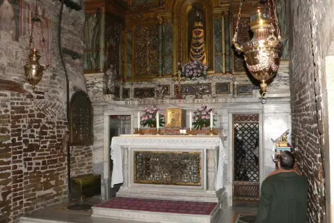 Wnętrze kaplicy z ołtarzem i obrazami. Widać tu elementy litanii loretańskiej do Najświętszej Maryi Panny.