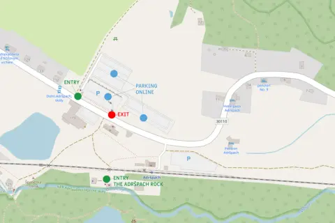 Mapa skalnego miasta Czechy: Adršpach. Wskazuje wejście, wyjście, parking i hotele.