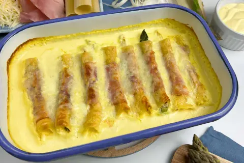 Überbackene Spargelröllchen in cremiger Sauce, ein köstliches Gericht, das Lust auf mehr macht.