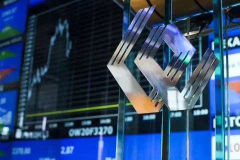 Metalowe logo GPW na tle wykresów giełdowych. Inwestorzy analizują, czy prawo do dywidendy to dobry znak.