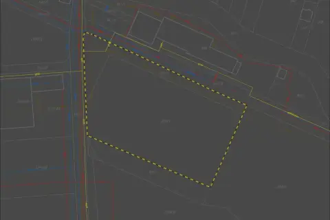 Mapa geodezyjna z zaznaczoną działką 258/1. Linie symbolizują uzbrojenie terenu: wodę, prąd, gaz. Działka uzbrojona co to znaczy? To znaczy, że ma dostęp do mediów.