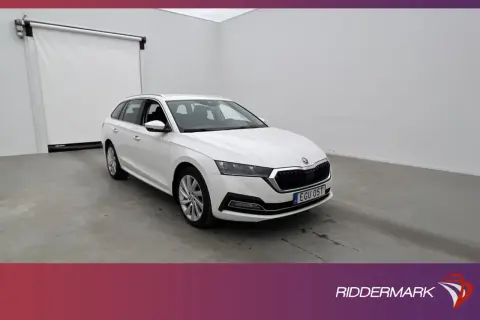 Vit Skoda Octavia laddhybrid står i ett ljust garage.