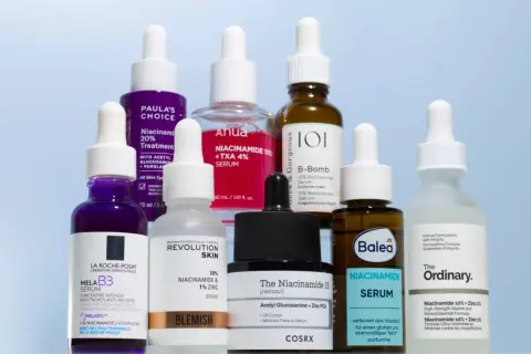 Eine Sammlung von Hautpflegeprodukten mit Niacinamid, die eine Typologie von Seren für verschiedene Hautbedürfnisse darstellen.