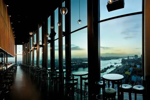 Modernes Restaurant mit Bar und fantastischer Aussicht auf den Hamburg Hafen.