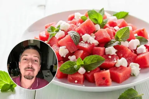 Un hombre sonriente se asoma junto a una refrescante ensalada de sandía con queso feta y menta. ¡Perfecta para el verano!