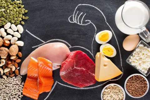 Vielfältige Proteinquellen wie Fisch, Fleisch, Eier, Milchprodukte und Nüsse – ideal für proteine zum abnehmen und Muskelaufbau.