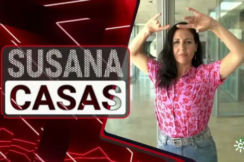 Susana Casas, bailaora, posa con las manos en alto. El texto "SUSANA CASAS" aparece a la izquierda.