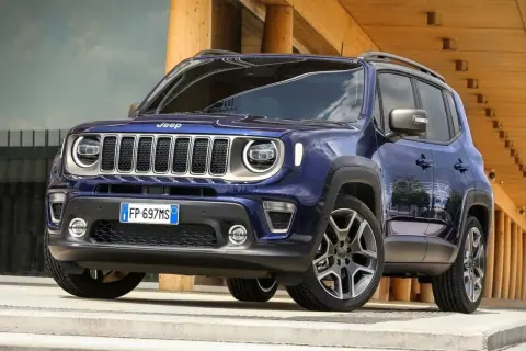 Niebieski Jeep Renegade na tle nowoczesnego budynku. Wiele osób szuka jeep renegade opinie przed zakupem.