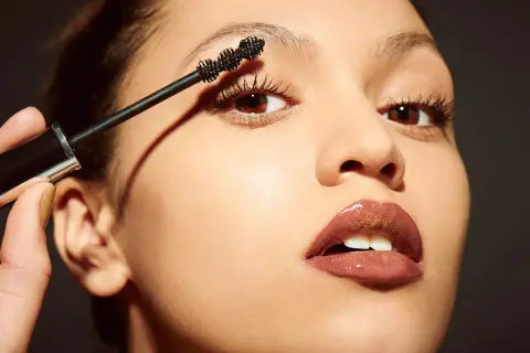 Applicazione di mascara per ciglia perfette, un segreto per come rendere un mascara waterproof e duraturo.