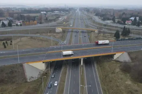Drogi S19 Lublin-Lubartów, mosty, wiadukty i ruch samochodowy w jesiennej scenerii.