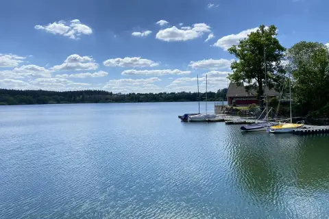 Segelboote liegen am Steg der Brucher Talsperre. Ein schöner Tag für den Rundweg.