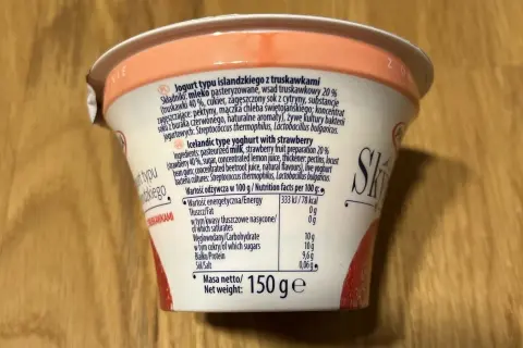 Ile kcal ma skyr truskawkowy? Sprawdź kaloryczność różnych marek