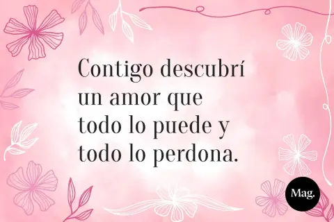 Frases para grabar a una hija: "Contigo descubrí un amor que todo lo puede y todo lo perdona." Fondo rosa con flores.