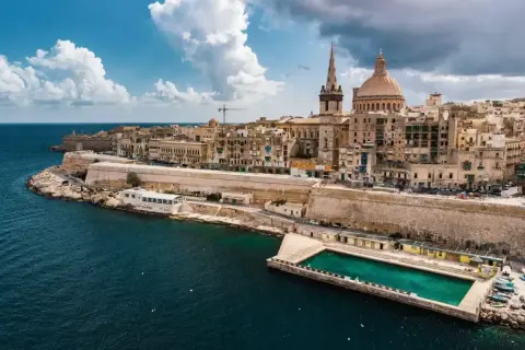Malta, z jej zabytkową architekturą i błękitnym morzem, zachęca do zwiedzania. Czy Malta jest bezpieczna? Tak, to spokojne miejsce na wakacje.
