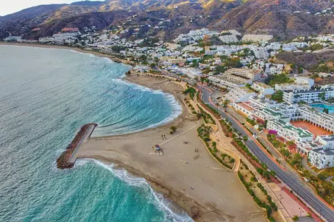 Vista aérea de las mejores playas de Mojácar, con arena dorada, aguas turquesas y un pintoresco paseo marítimo.