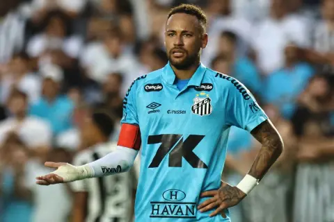 Piłkarz Neymar w jasnoniebieskiej koszulce Santos FC, z bandażem na ręce.