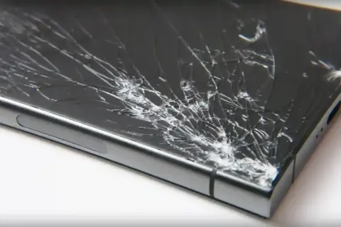 Rozbite szkło ekranu telefonu komórkowego, co to za pech!