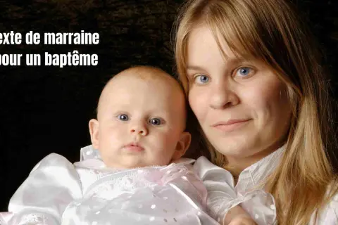 Texte de marraine pour un baptême civil. Une femme blonde tient un bébé en tenue de baptême blanche.