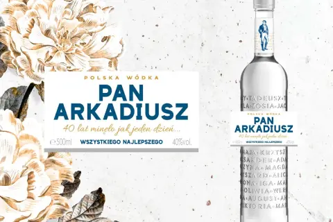 Elegancka butelka wódki Pan Arkadiusz z motywem kwiatowym. Sprawdź wódka Pan Tadeusz cena i wybierz idealny prezent.