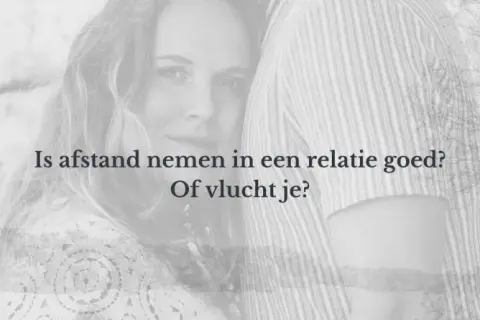 Een vrouw kijkt peinzend, terwijl de tekst vraagt: "Is afstand nemen in een relatie goed? Of vlucht je?