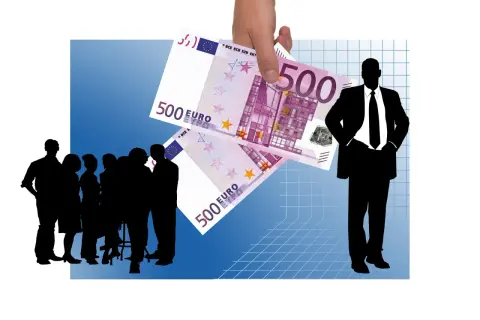 Grupa ludzi patrzy na banknoty 500 euro, które ktoś trzyma w ręku. Jeden mężczyzna w garniturze stoi z boku, jakby czekał na swój regres.
