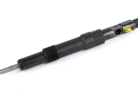 Injecteur diesel noir, pièce mécanique essentielle. Apprenez comment nettoyer injecteur diesel pour optimiser les performances.