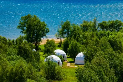 Najlepsze campingi nad jeziorem Czorsztyńskim z atrakcjami i udogodnieniami