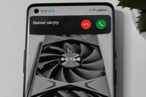 Telefon odbiera połączenie z numeru ukrytego. Dowiedz się, jak zrobić prywatny numer, aby dzwonić anonimowo.