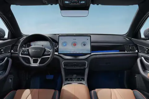 L'intérieur moderne du BYD Seal, avec son grand écran tactile central, son tableau de bord numérique et ses sièges confortables en cuir brun.