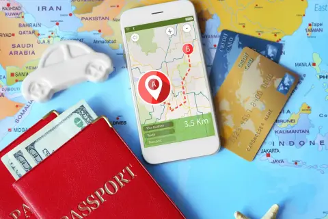 Pasaporte, dinero, tarjetas de crédito y un móvil con mapa: todo listo para usar aplicaciones para viajar y explorar el mundo.