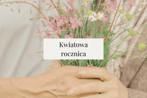 Dłonie trzymają bukiet polnych kwiatów. To piękna, kwiatowa rocznica, być może 4 rocznica ślubu.