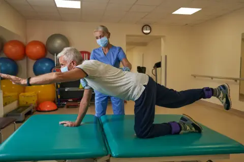 Rehabilitacja NFZ: Kto wystawi skierowanie? POZ czy specjalista?