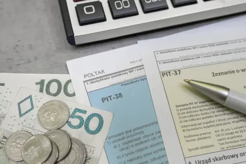 Pieniądze, kalkulator i formularze PIT-37 i PIT-38. Zeznanie podatkowe może pomóc w uzyskaniu ulgi rehabilitacyjnej 400 zł.