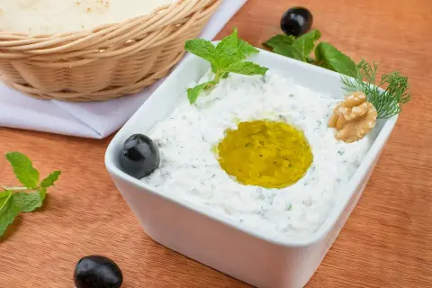 Pyszny dip jogurtowy z ziołami, oliwą, orzechami i oliwkami. Idealny do pieczywa, jako dodatek do dań. Prosty cacyki przepis.