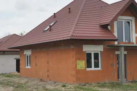 Ile kondygnacji ma dom parterowy z poddaszem użytkowym? Odpowiedź zaskoczy