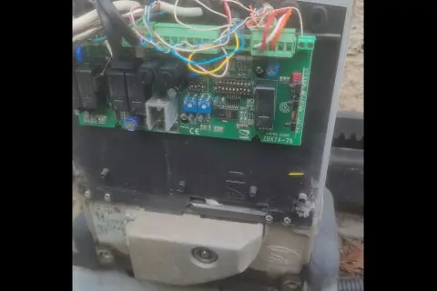 Elektronika bramy sieciowej CAME ZBX74-78. Jak sprawdzić bramę sieci? Widoczne przekaźniki, złącza i przewody.