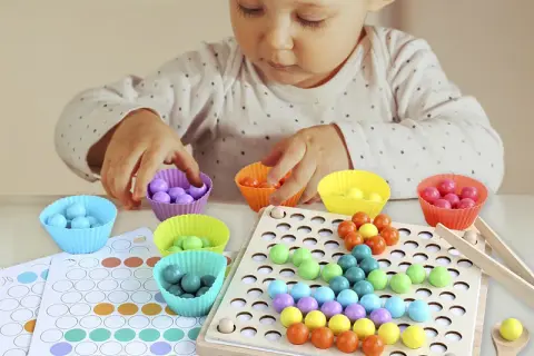 Jakie zabawki stymulują rozwój mózgu dziecka w pierwszych latach życia?