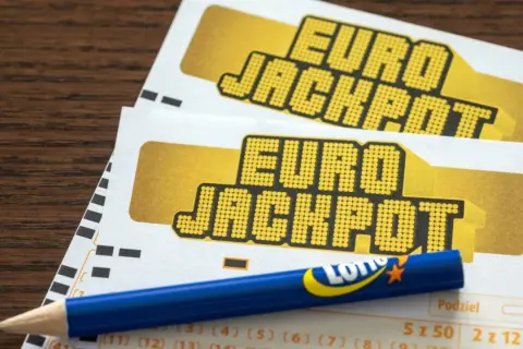 Dwa kupony Eurojackpot leżą obok siebie, gotowe do wypełnienia. Czy to właśnie te liczby okażą się eurojackpot pewniaki?