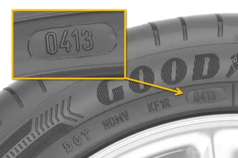 Zbliżenie na kod DOT na oponie Goodyear z datą produkcji 0413.
