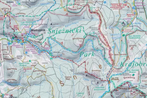 Mapa turystyczna Śnieżnickiego Parku Krajobrazowego z zaznaczonymi szlakami, schroniskami i punktami widokowymi.